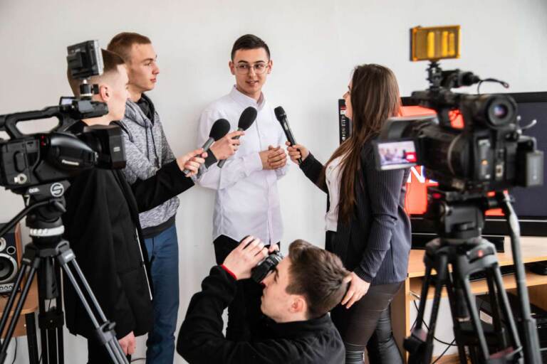 На фото зображені студенти кафедри Журналістики. які на практичних заняттях вчаться працювати з технікою в телерадіостудії