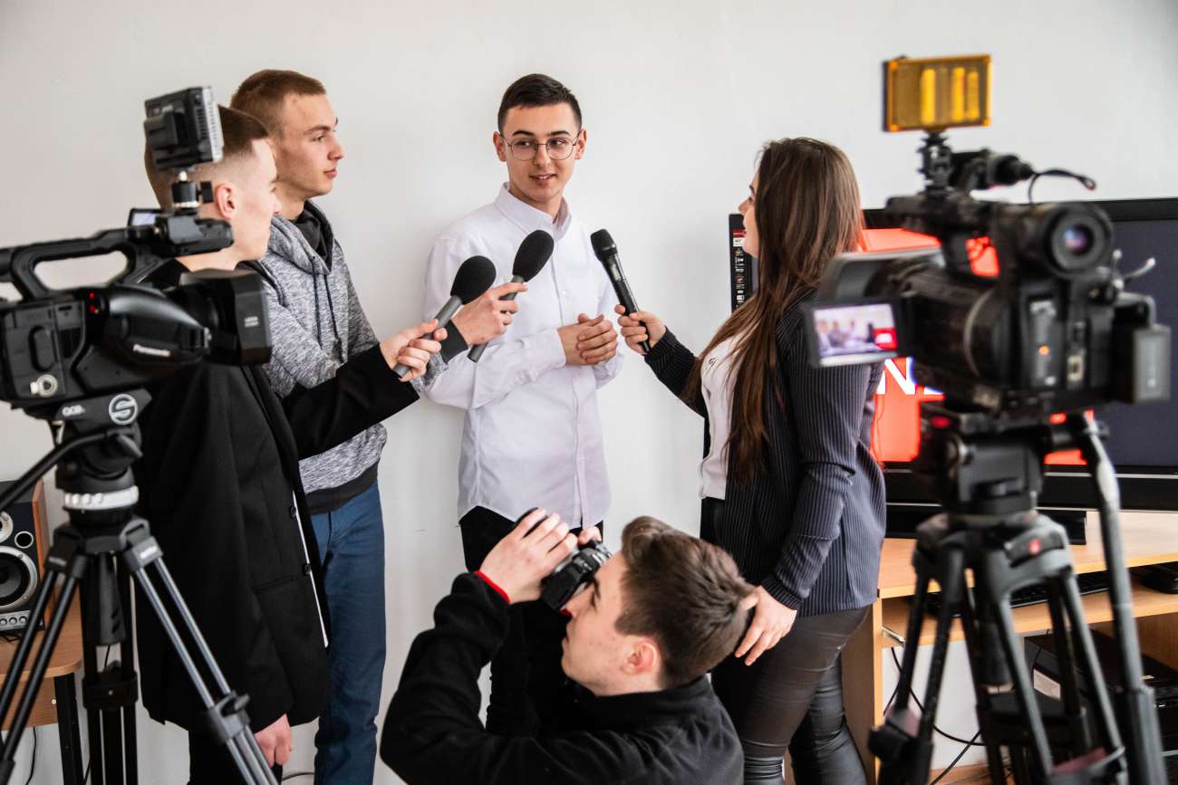 На фото зображені студенти кафедри Журналістики. які на практичних заняттях вчаться працювати з технікою в телерадіостудії